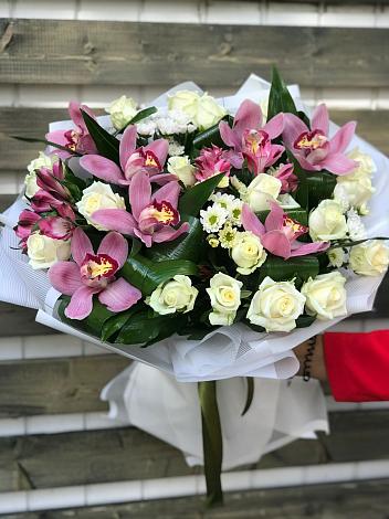 Букет цветов из: Розы и Хризантемы в Русском