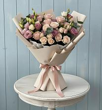 Букет цветов из:  Розы и Лизиантусы в Русском