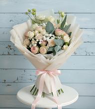 Букет цветов из:  Розы и Лизиантусы в Русском