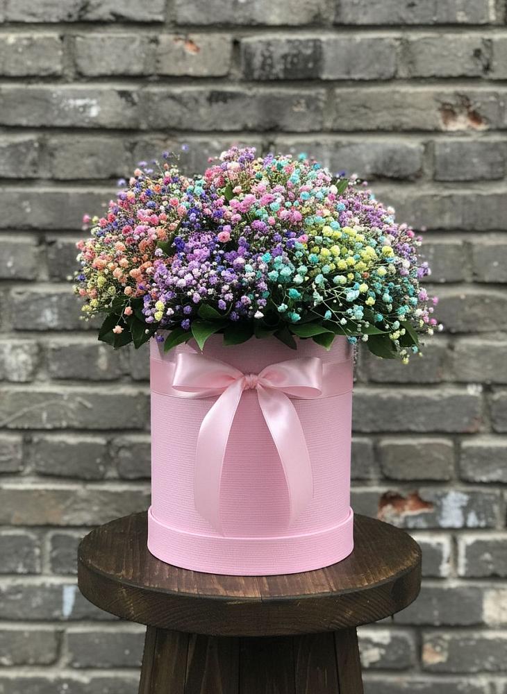 Цветочная композиция из Гипсофила и Розы в шляпной коробке в Русском