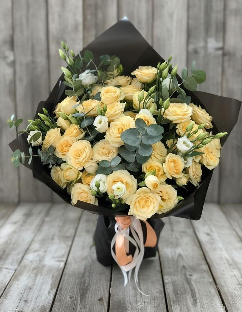 Букет цветов из: Розы и Лизиантусы в Русском