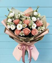 Букет цветов из:  Розы, Альстромерии и Лизиантусы в Русском