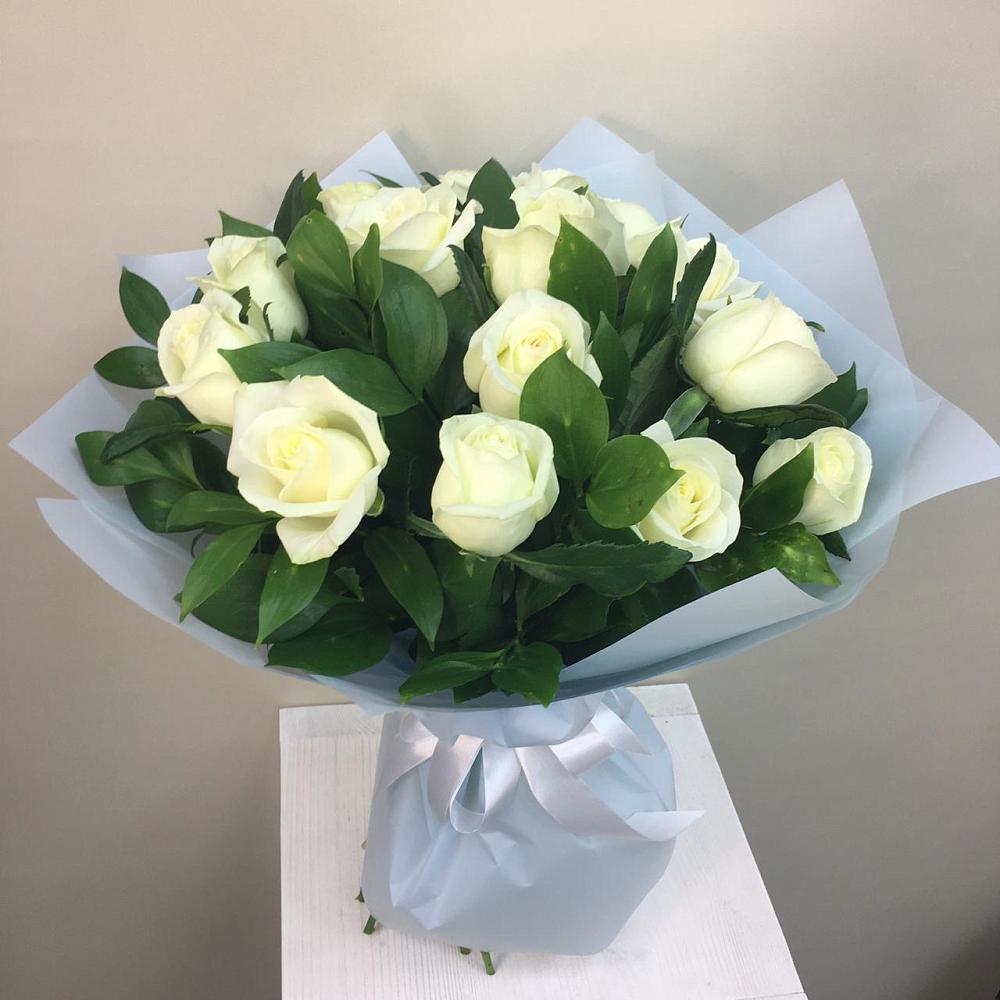 Букет 15 Белых роз Проуд в Русском