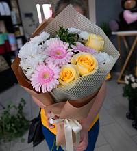 Букет цветов из:  Герберы, Розы и Хризантемы в Русском