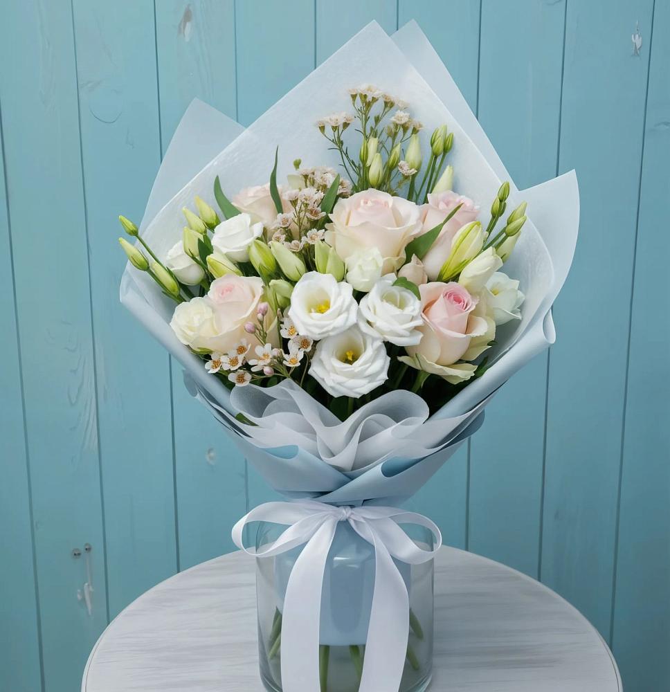 Букет цветов из: Розы и Лизиантусы в Русском