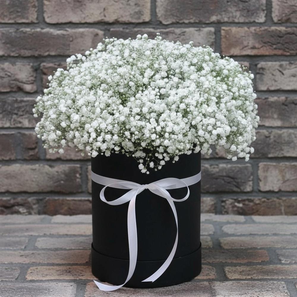 Цветочная композиция из Гипсофила в шляпной коробке в Русском