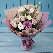 Букет цветов из:  Розы и Лизиантусы в Русском