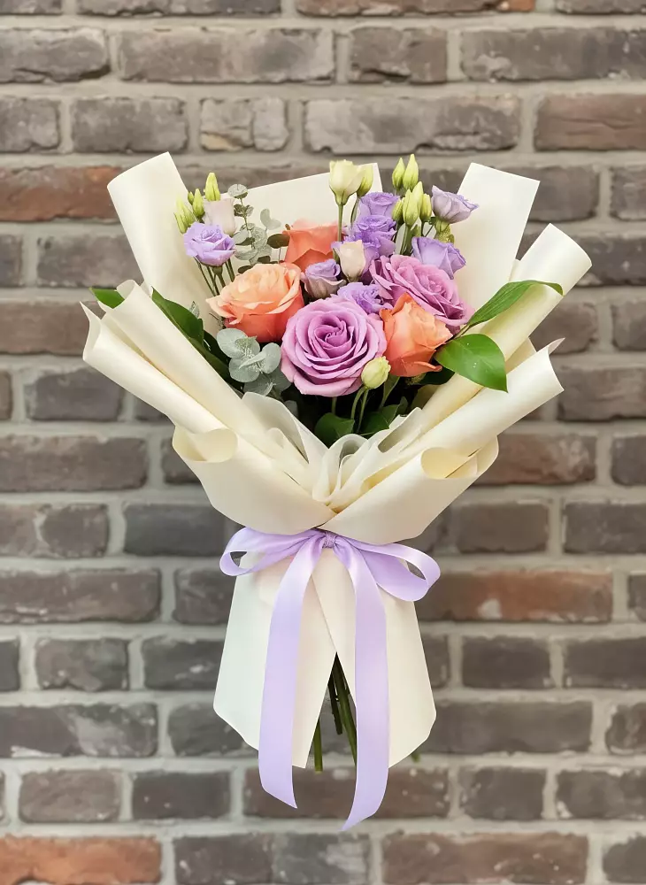 Букет цветов из: Лизиантусы и Розы в Русском