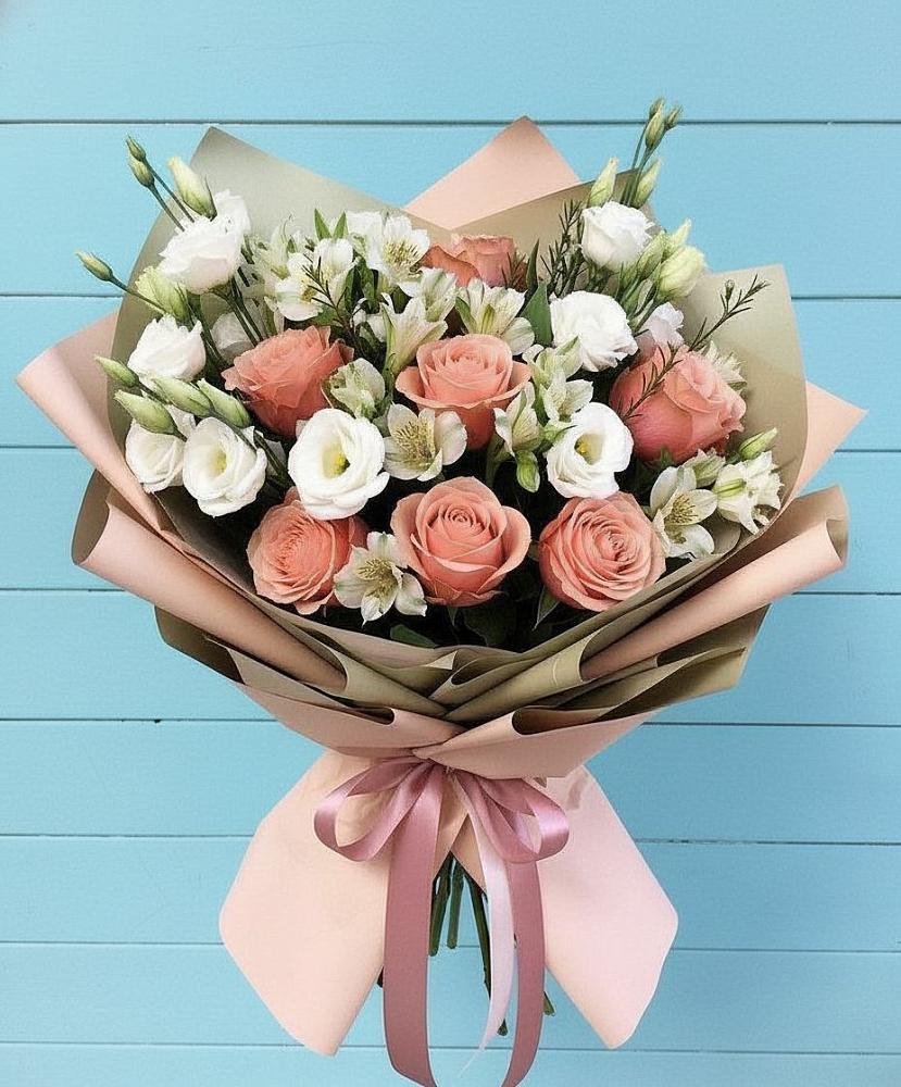 Букет цветов из: Розы, Альстромерии и Лизиантусы в Русском