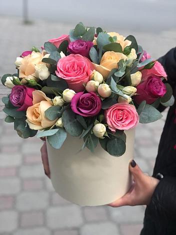 Цветочная композиция из Розы в шляпной коробке в Русском