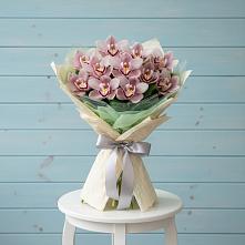 Букет цветов из:  Орхидеи и Розы в Русском