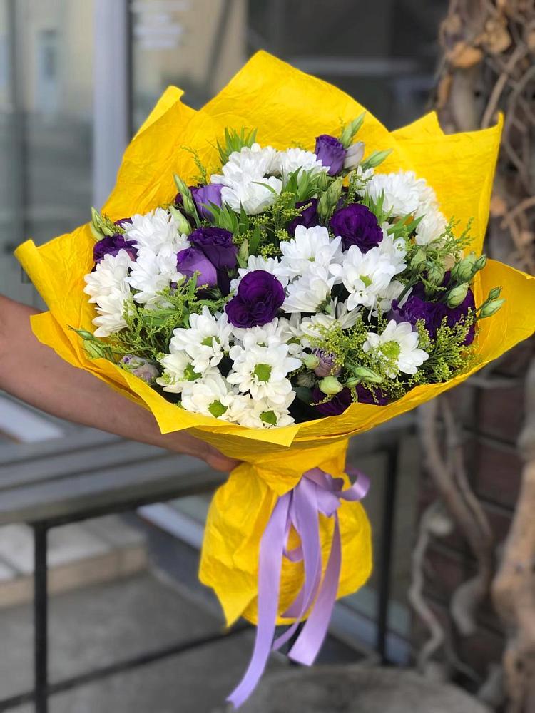 Букет цветов из: Ирисы, Хризантемы и Ромашки в Русском