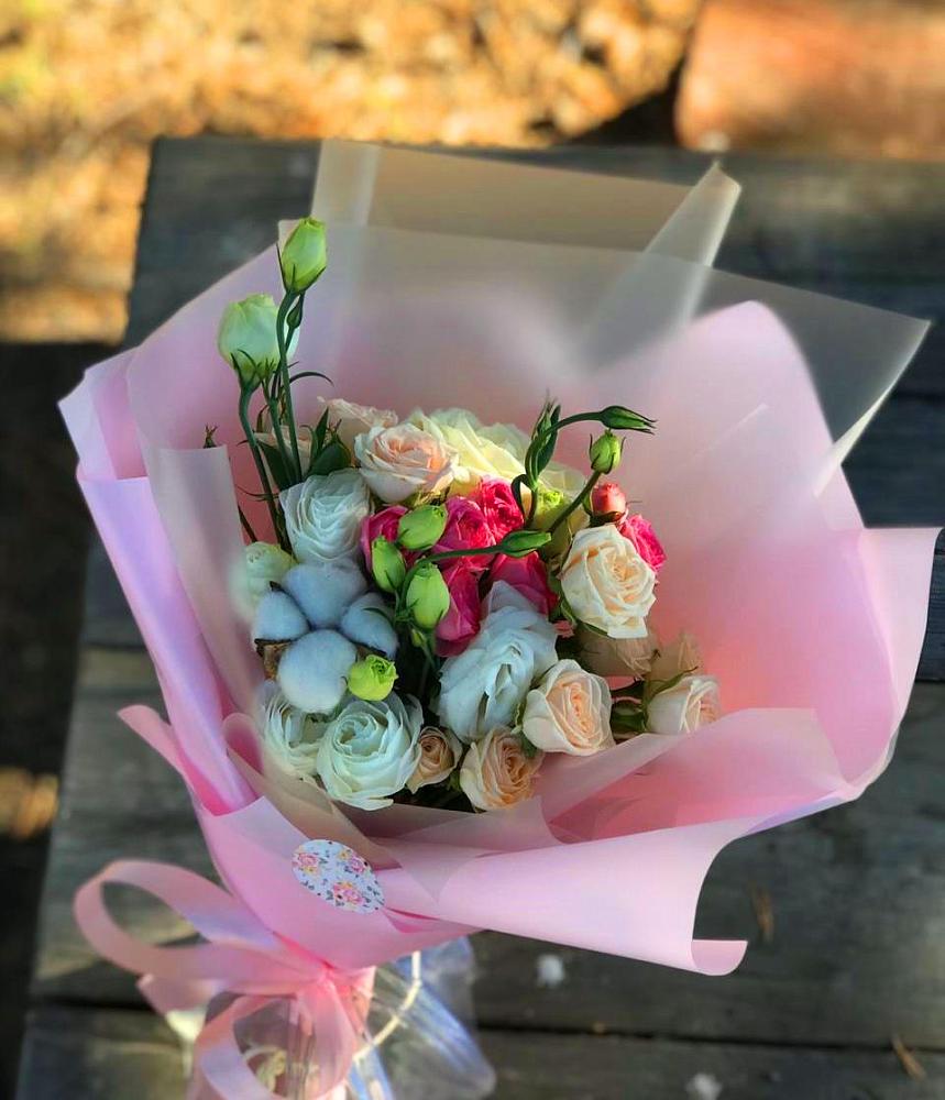 Букет цветов из: Розы и Лизиантусы в Русском