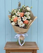 Букет цветов из:  Альстромерии, Лизиантусы, Розы и Хризантемы в Русском