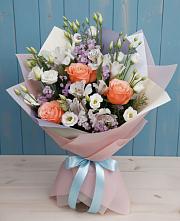 Букет цветов из:  Лизиантусы, Розы, Альстромерии и Гипсофила в Русском