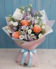 Букет цветов из:  Лизиантусы, Розы, Альстромерии и Гипсофила в Русском