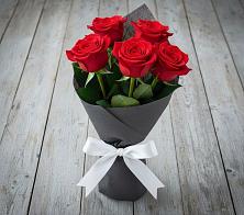 Букет 5 Красных роз Эдлесс Лав в Русском