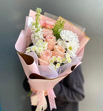 Букет цветов из:  Хризантемы и Розы в Русском