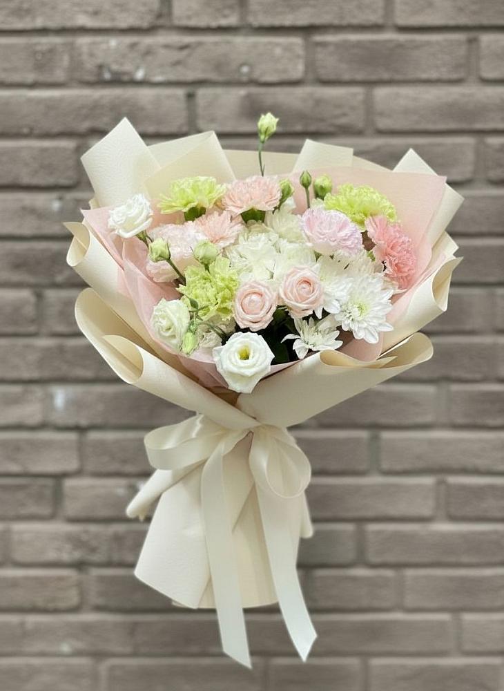 Букет цветов из: Гвоздики, Розы, Лизиантусы и Хризантемы в Русском