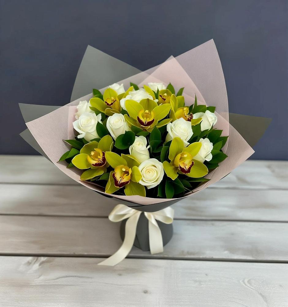 Букет цветов из: Орхидеи и Розы в Русском