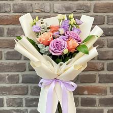 Букет цветов из:  Лизиантусы и Розы в Русском