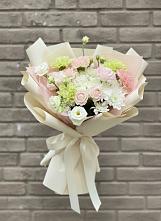 Букет цветов из:  Гвоздики, Розы, Лизиантусы и Хризантемы #REPLACE_PRED# Русском