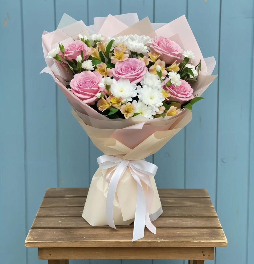 Букет цветов из: Гвоздики, Орхидеи и Розы в Русском