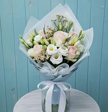 Букет цветов из:  Розы и Лизиантусы в Русском