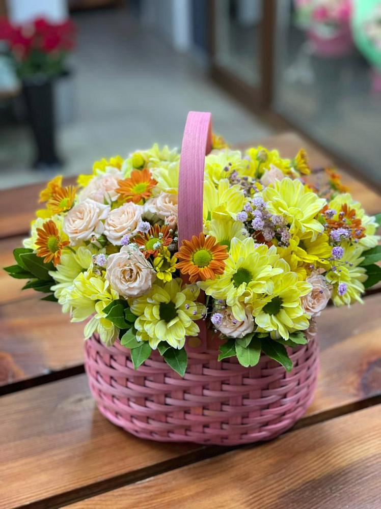 Цветочная композиция из Хризантемы и Розы в корзине в Русском