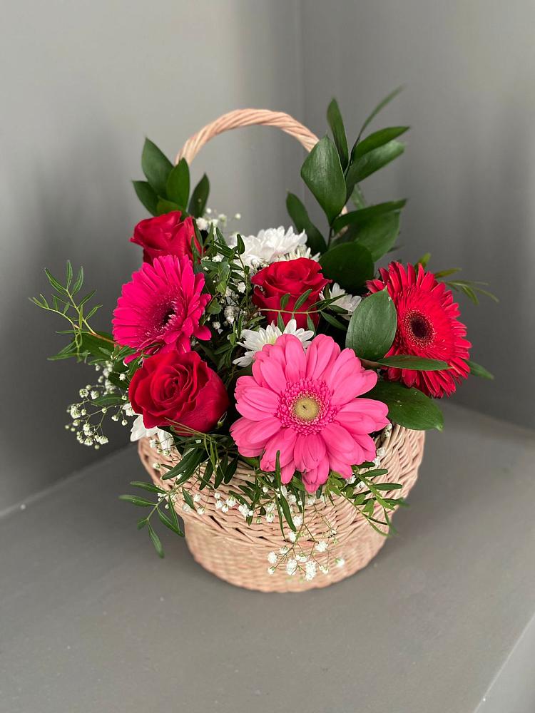 Цветочная композиция из Розы, Хризантемы и Герберы в корзине в Русском