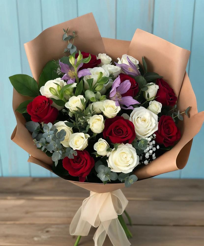 Букет цветов из: Розы и Альстромерии в Русском