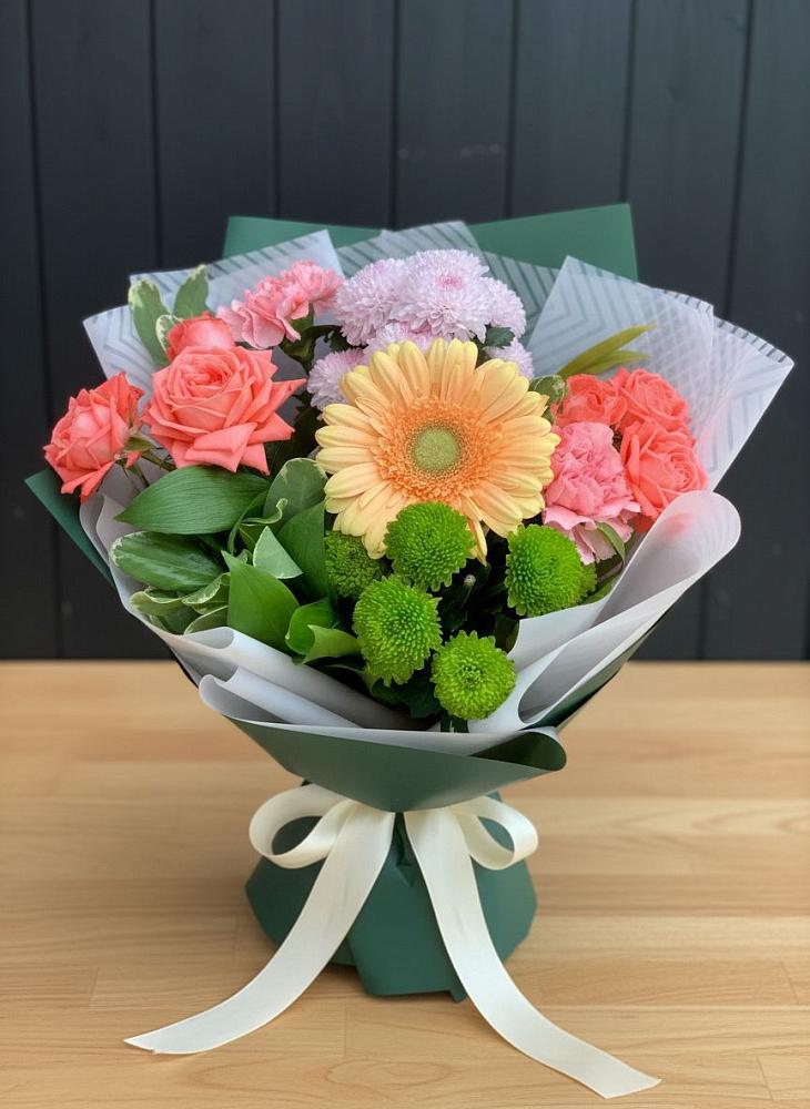 Букет цветов из: Гвоздики, Розы, Герберы и Хризантемы в Русском