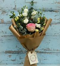 Букет цветов из:  Розы и Лизиантусы в Русском
