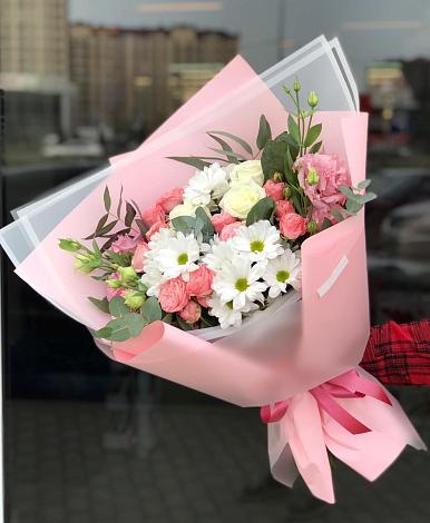 Букет цветов из: Розы, Лизиантусы и Хризантемы в Русском