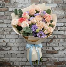 Букет цветов из:  Розы, Лизиантусы и Гвоздики #REPLACE_PRED# Русском