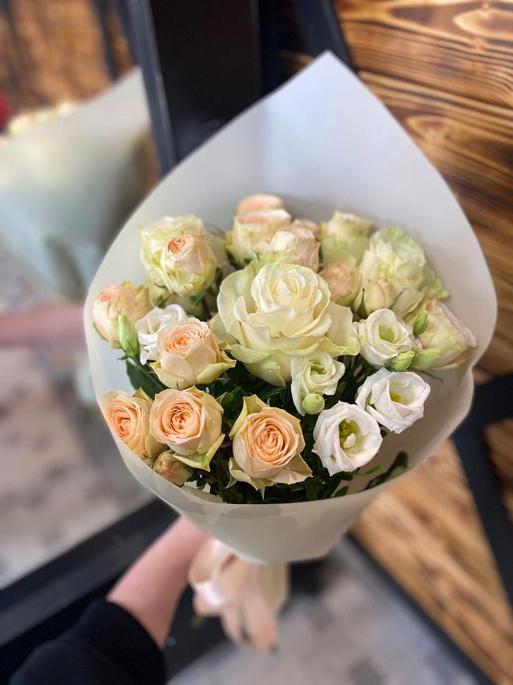 Букет цветов из: Розы и Лизиантусы в Русском