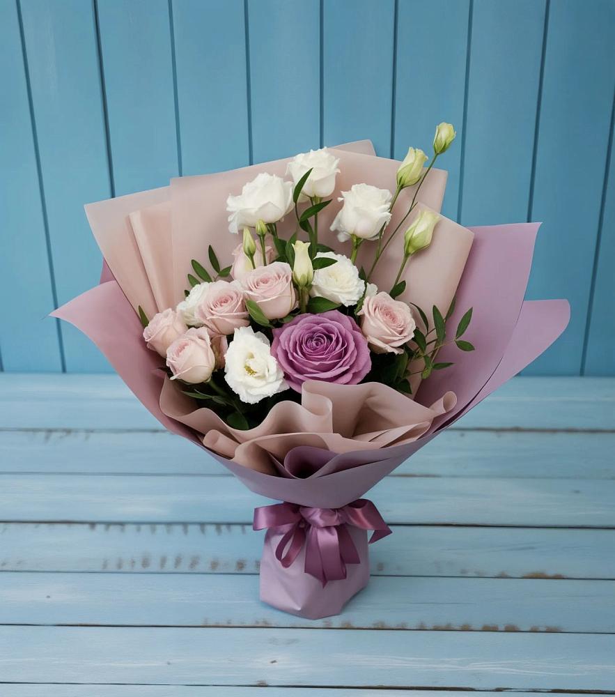 Букет цветов из: Розы и Лизиантусы в Русском